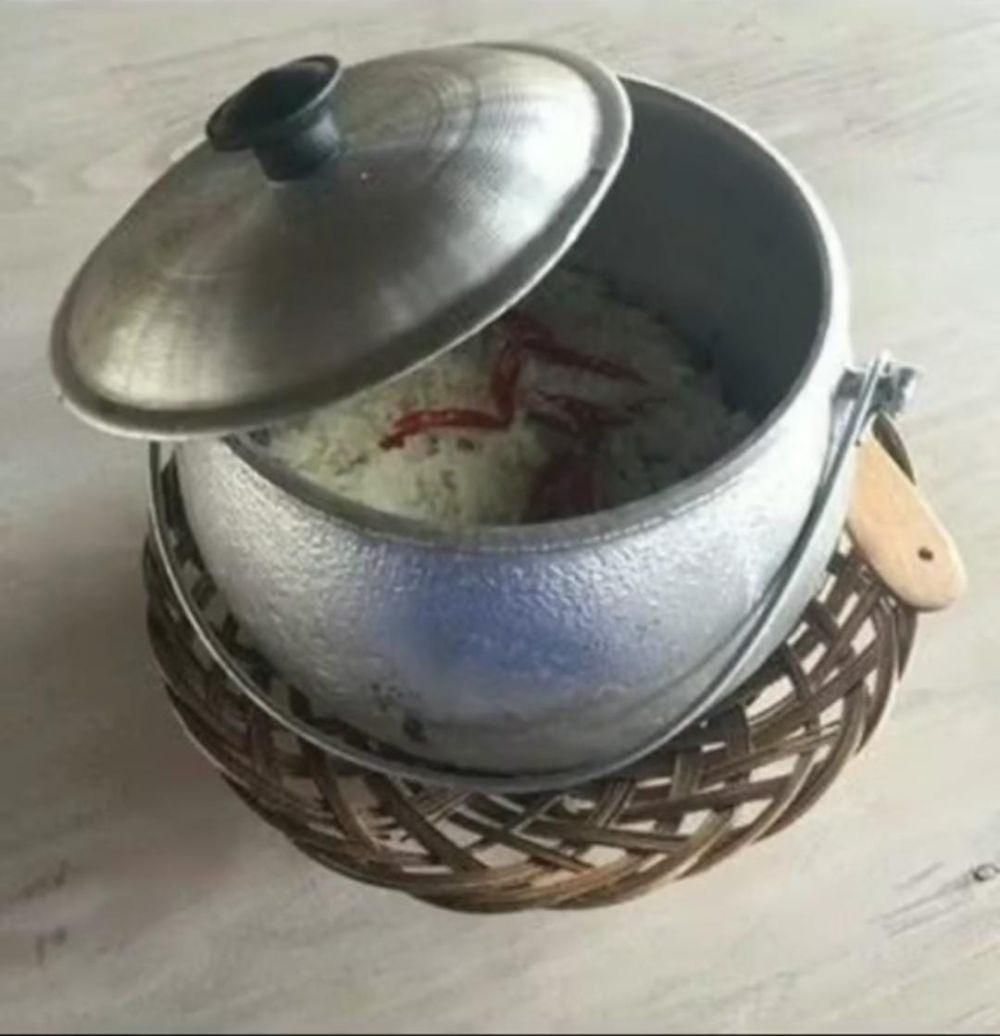 alat masak nasi jadul (tiktok.com/miiardianti27)