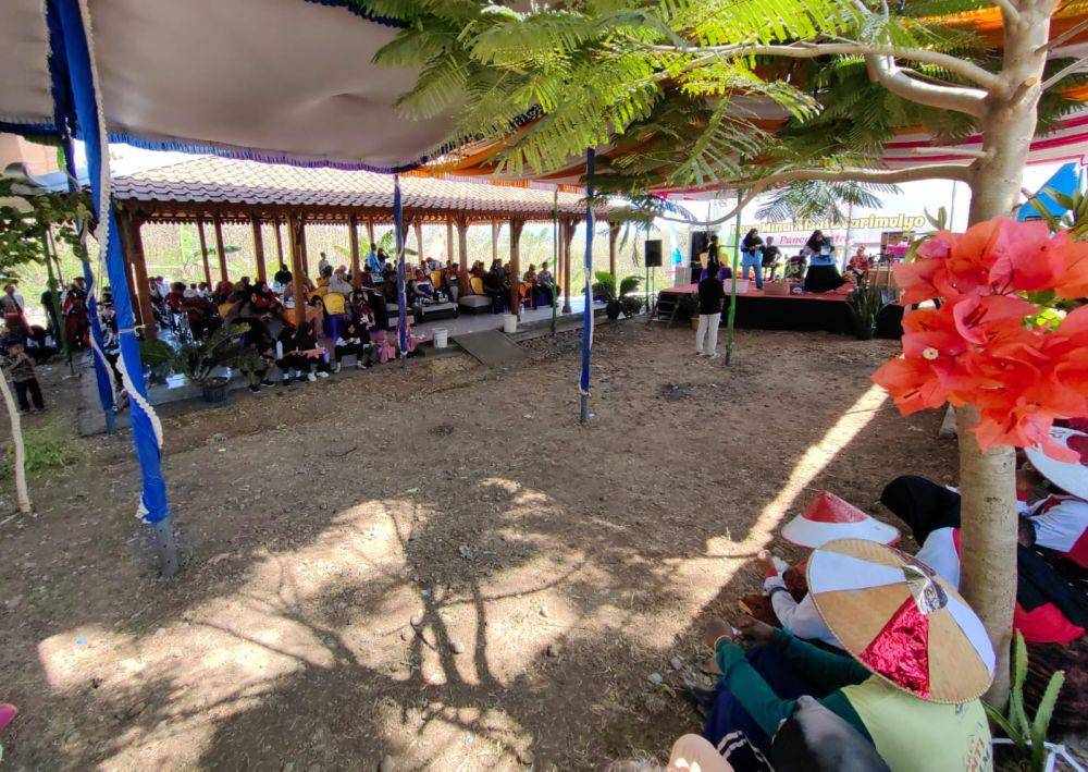 Aktifitas warga Desa Sarimulyo di kawasan eco edu wisata Puncak Patra, Kemusu, Boyolali. (IDN Times/Larasati Rey)