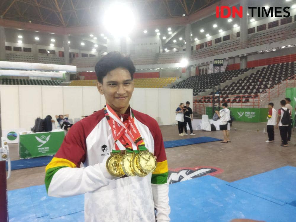 Pesenam Riau Abiyu Raffi memborong 4 emas senam artistik PON 2024 (IDN Times/Doni Hermawan)