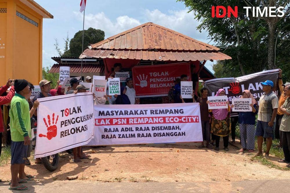 Masyarakat Rempang ambil alih pos yang ditempati sepihak tim terpadu Kota Batam (IDN Times/Putra Gema Pamungkas)