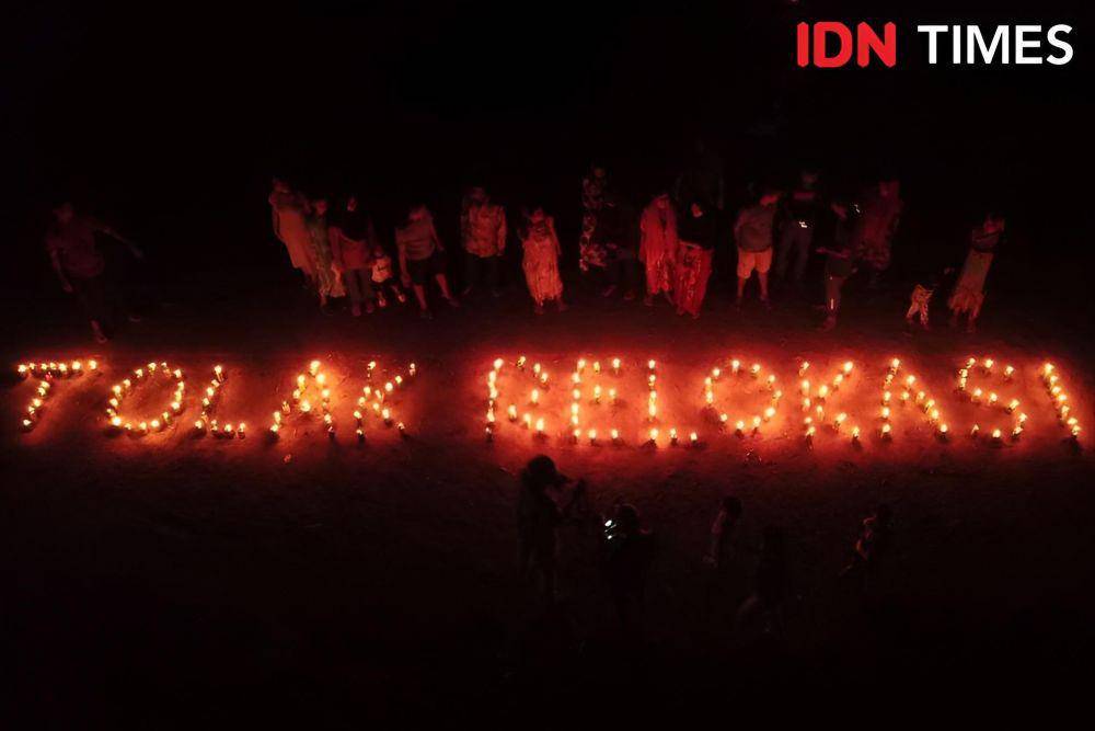 Masyarakat Pulau Rempang menyusun lampu pijar bertuliskan Tolak Relokasi (IDN Times/Putra Gema Pamungkas)