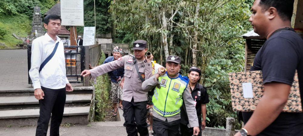 Evakuasi warga meninggal di Pura Lempuyang. (Dok. IDN Times/istimewa)