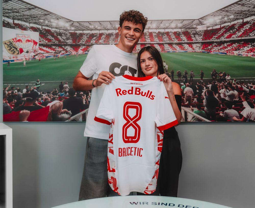 Stefan Bajcetic memamerkan nomor punggung 8 di RB Salzburg bersama kekasihnya (instagram.com/stefanbajcetic)