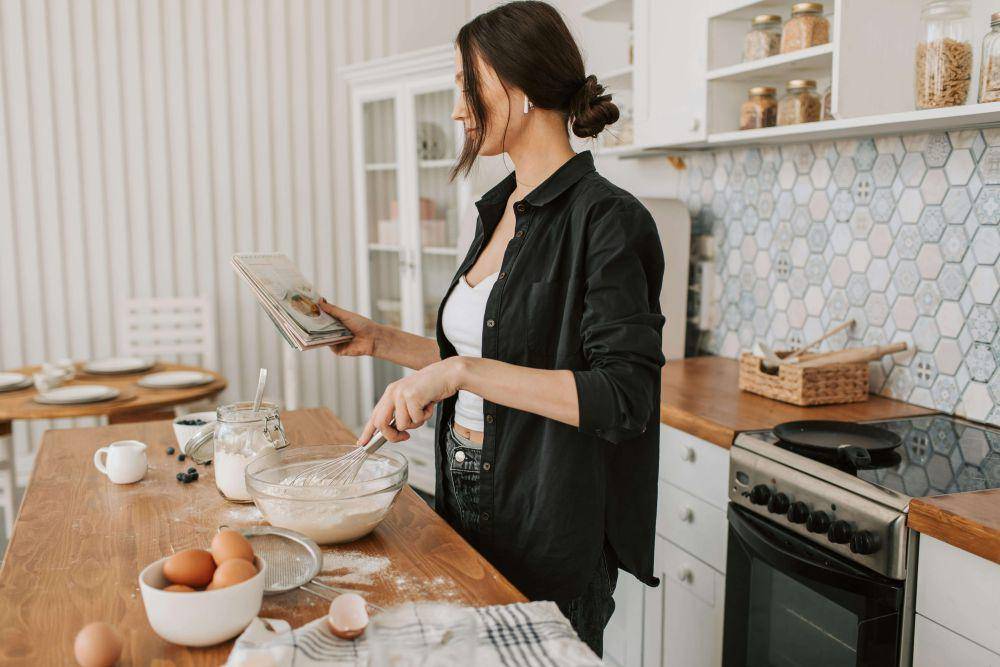 ilustrasi memasak dan eksperimen resep baru (pexels.com/Vlada Karpovich)