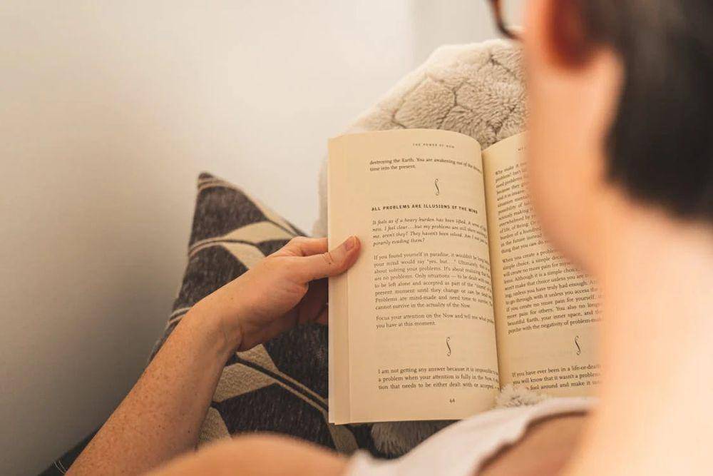 ilustrasi membaca buku cetak (pexels.com/Castorly Stock)