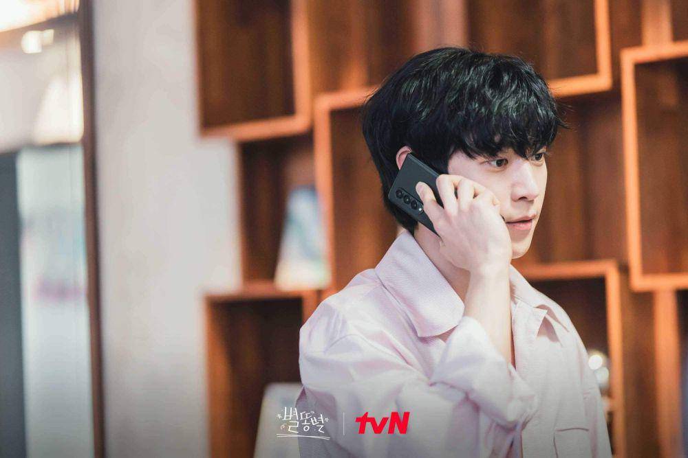 Still cut Kim Young Dae di drama Shooting Stars (dok.tvN Drama/Shooting Stars)