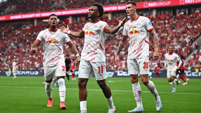 Lois Openda (tengah) merayakan golnya ke gawang Bayer Leverkusen. (rbleipzig.com)