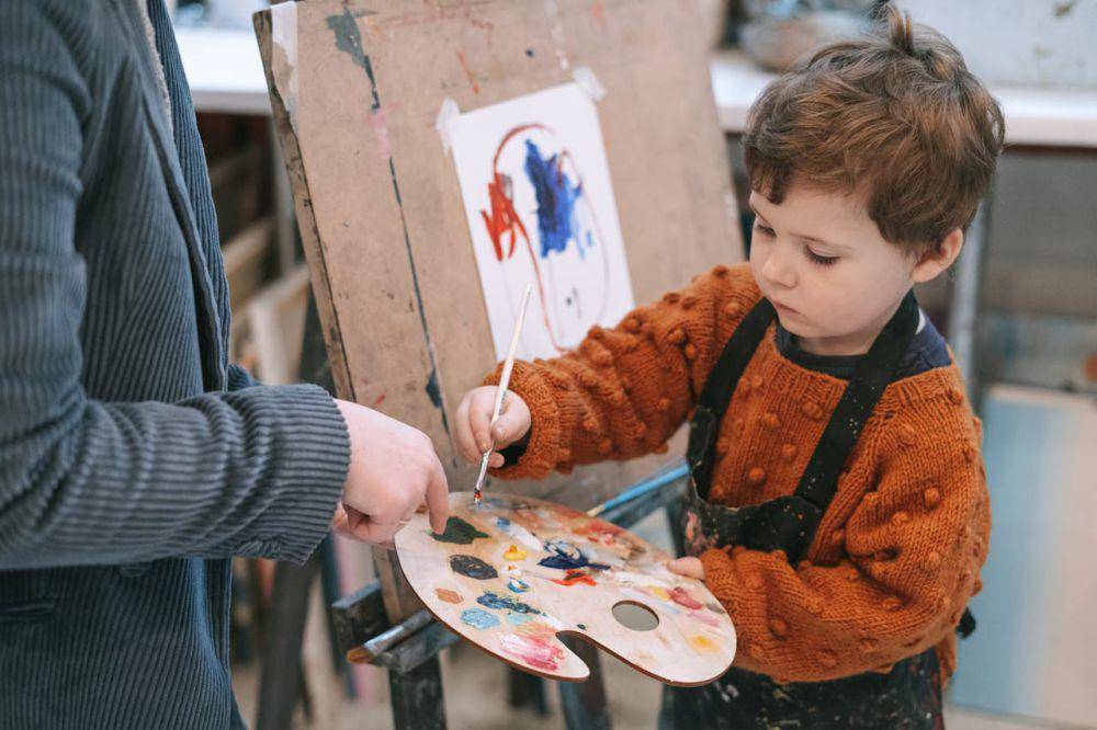 ilustrasi anak melukis (pexels.com/Ivan Samkov)