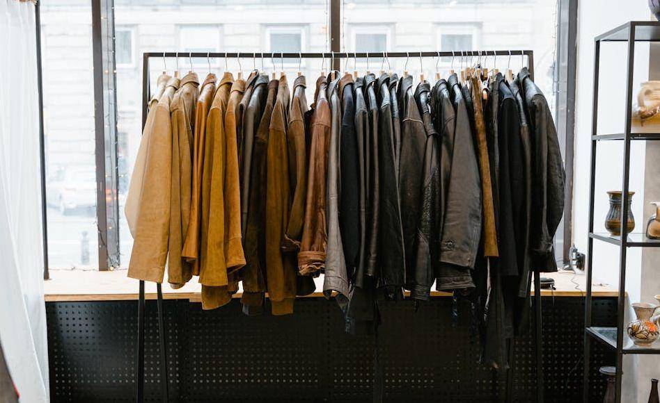 Ilustrasi outer kasual cowok di lemari (pexels.com/MART PRODUCTION)