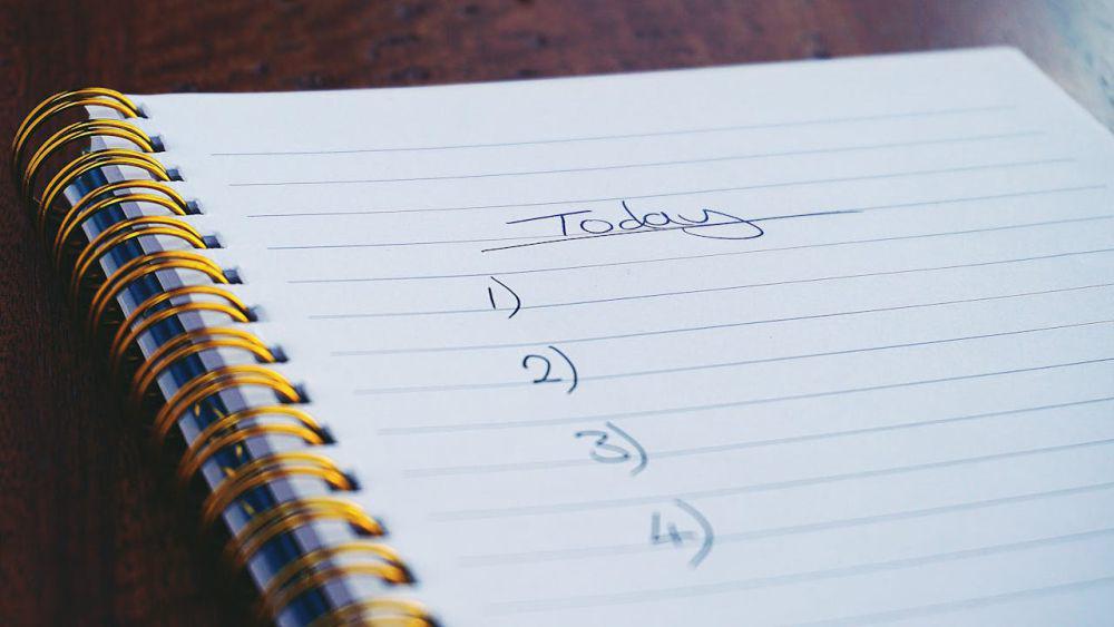 ilustrasi membuat to do list (pexels.com/Suzy Hazelwood)