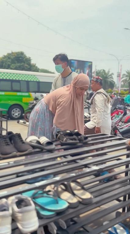 Fairuz antar Sonny Septian salat Jumat (instagram.com/fairuzarafiq)