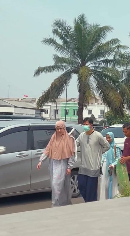 Fairuz antar Sonny Septian salat Jumat (instagram.com/fairuzarafiq)