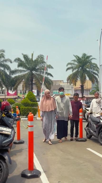 Fairuz antar Sonny Septian salat Jumat (instagram.com/fairuzarafiq)