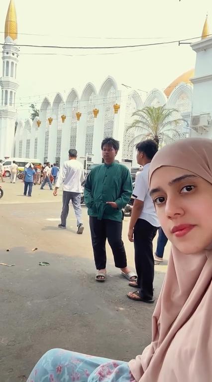 Fairuz antar Sonny Septian salat Jumat (instagram.com/fairuzarafiq)