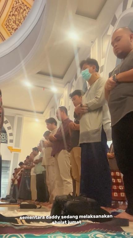 Fairuz antar Sonny Septian salat Jumat (instagram.com/fairuzarafiq)