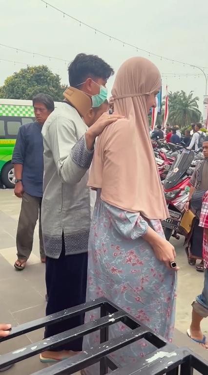 Fairuz antar Sonny Septian salat Jumat (instagram.com/fairuzarafiq)
