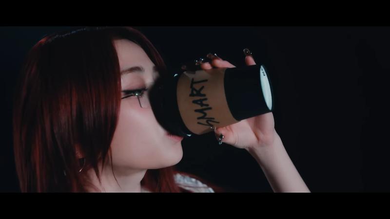 cuplikan MV "Smart" dari LE SSERAFIM (youtube.com/HYBE LABELS)