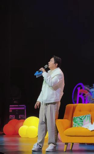 potret Edric Tjandra jadi host di fanmeeting Kim Ji Won (instagram.com/edrictjandra)