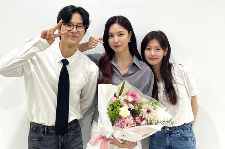 3 Artis IEUM HASHTAG yang Berperan di Drakor Love Next Door