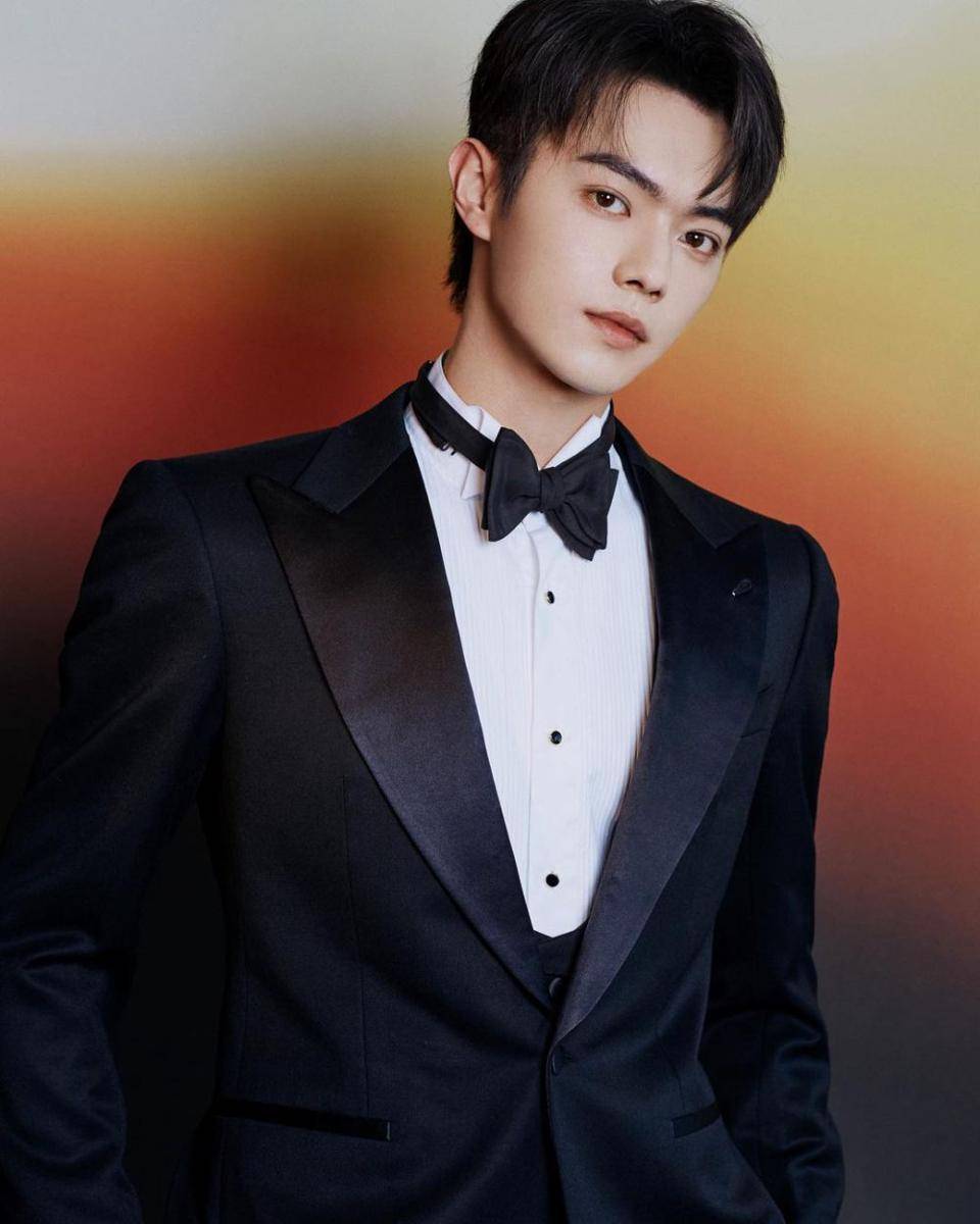 mix and match jas ala Xu Kai (instagram.com/sosoalive7)