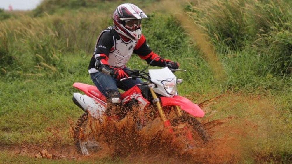 Setelah Lalui Jalan Berlumpur, Komponen Motor Ini Harus Dibersihkan