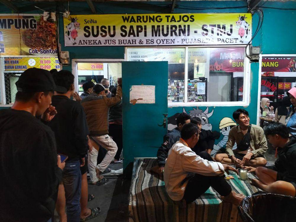 Antrean Warung Susu Sapi Murni STMJ Tajos. IDN Times/Talita Hariyanto