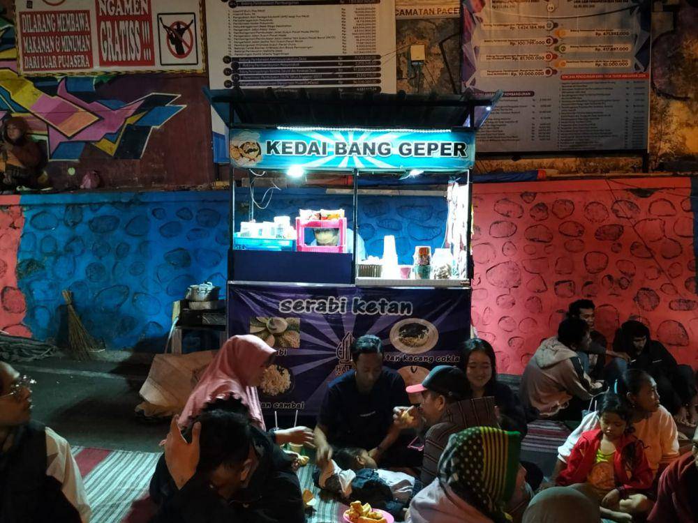 Potret lesehan di depan Kedai Bang Geper. IDN Times/Talita Hariyanto