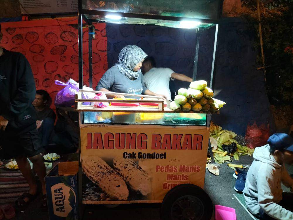 Warung jagung bakar Cak Gondoel. IDN Times/Talita Hariyanto