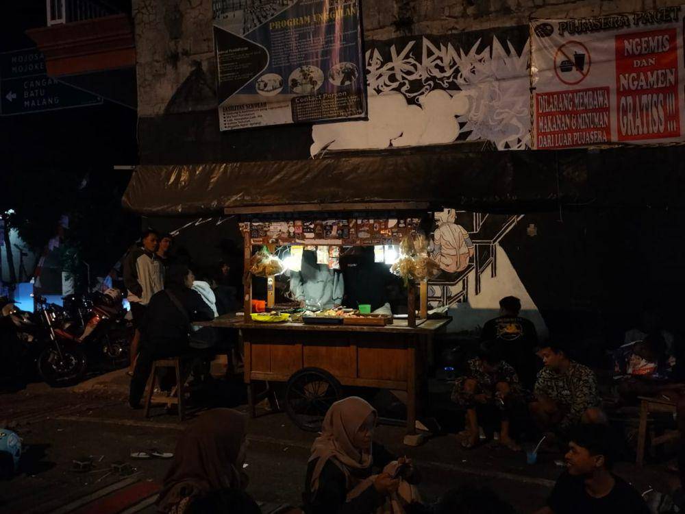 Suasana malam minggu di angkringan Bundaran Pacet. IDN Times/Talita Hariyanto
