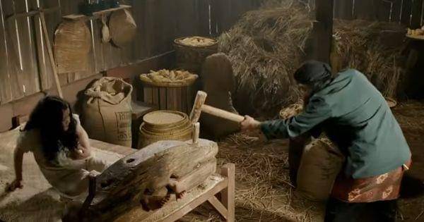 Kumala dipasung secara paksa ( Dok. Cinema 21 / Sumala )