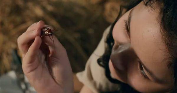 Kumala memegang seekor kecoak ( Dok. Cinema 21 / Sumala )