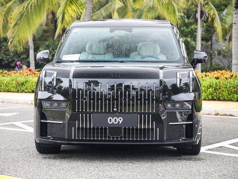 Tampilan dari depan Zeekr 009. (Instagram/carsfromchina)