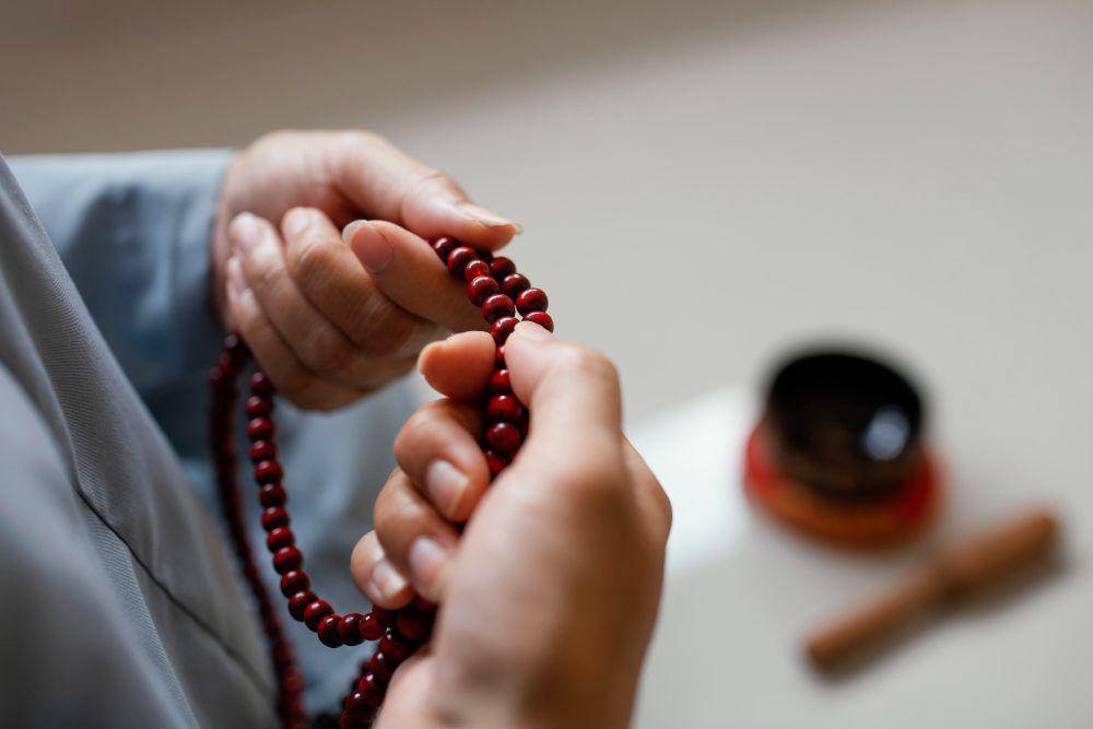 ilustrasi memegang tasbih. (freepik.com/freepik)
