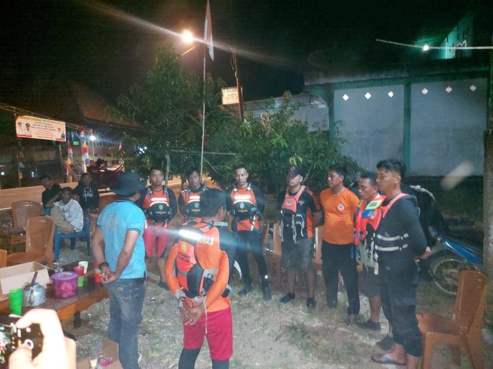 (Tim SAR gabungan saat mengevakuasi 2 Warga Muba Tewas Terseret Arus) IDN Times/istimewa