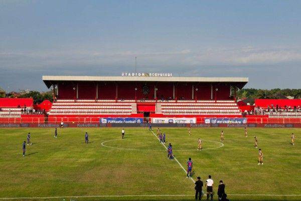 Kondisi lapangan Stadion Soepriadi saat laga Arema FC melawan Dewa United. (IDN Times/Rizal Adhi Pratama)
