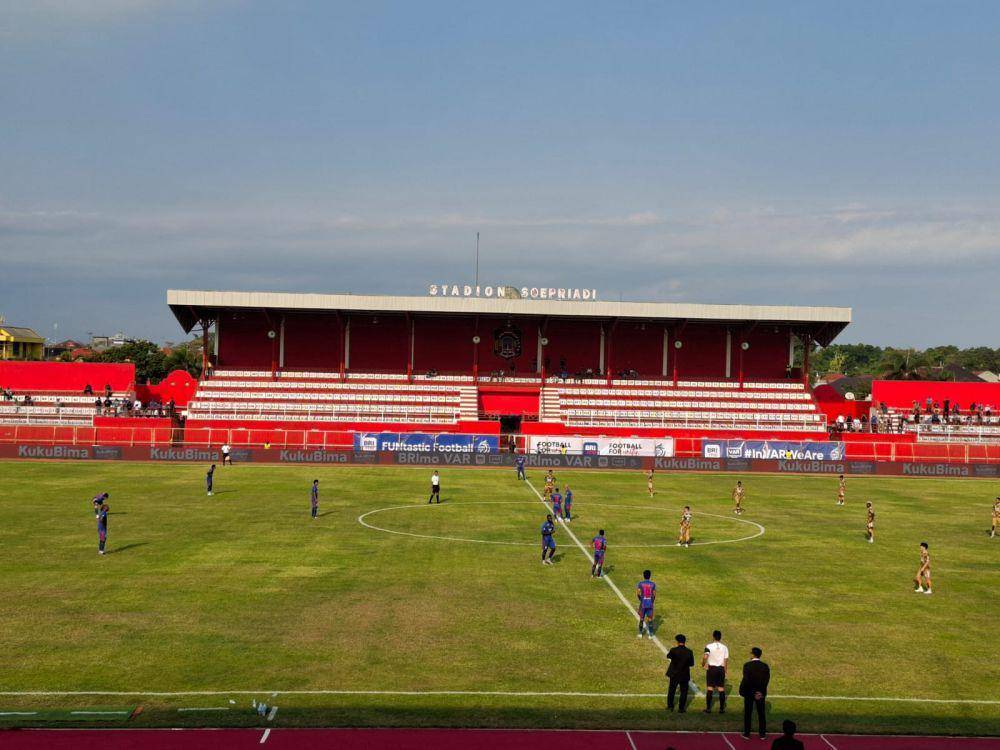 Kondisi lapangan Stadion Soepriadi saat laga Arema FC melawan Dewa United. (IDN Times/Rizal Adhi Pratama)