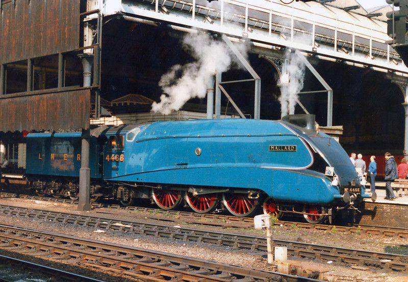 LNER Kelas A4 4472 Mallard (flickr.com/W Hannabuss)