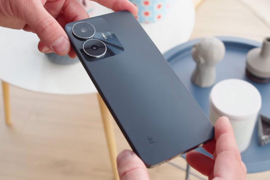 potret realme C55 (dok. youtube.com/GSMArena Official)