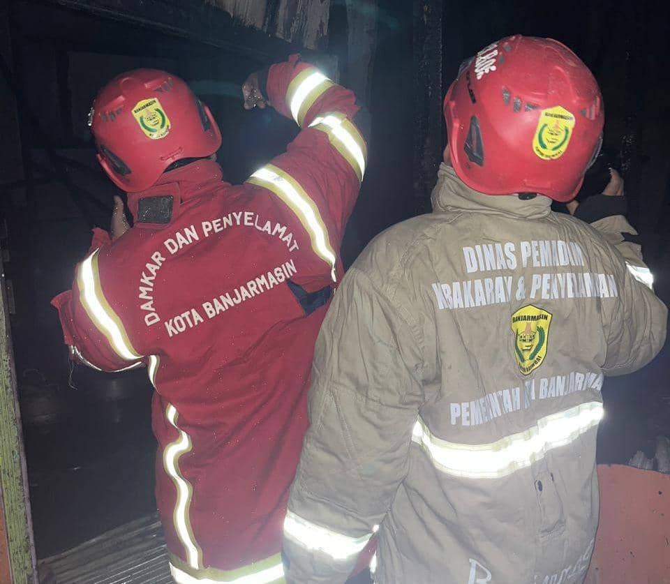 Pemadam kebakaran sedang menyelesaikan tugasnya memadamkan kebakaran di Banjarmasin Utara.