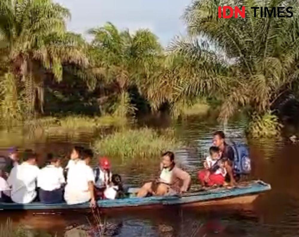 Banjir Lumpuhkan Akses Jalan di Sintang, Siswa Sekolah dengan Sampan