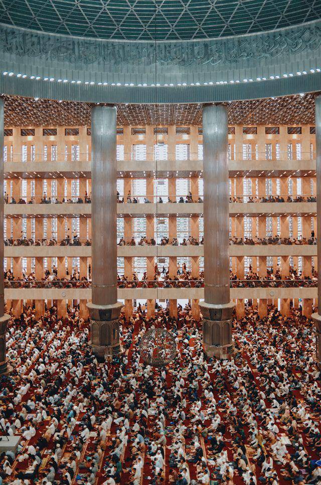 Suasana di dalam Masjid Istiqlal, Jakarta (unsplash.com/Alim)