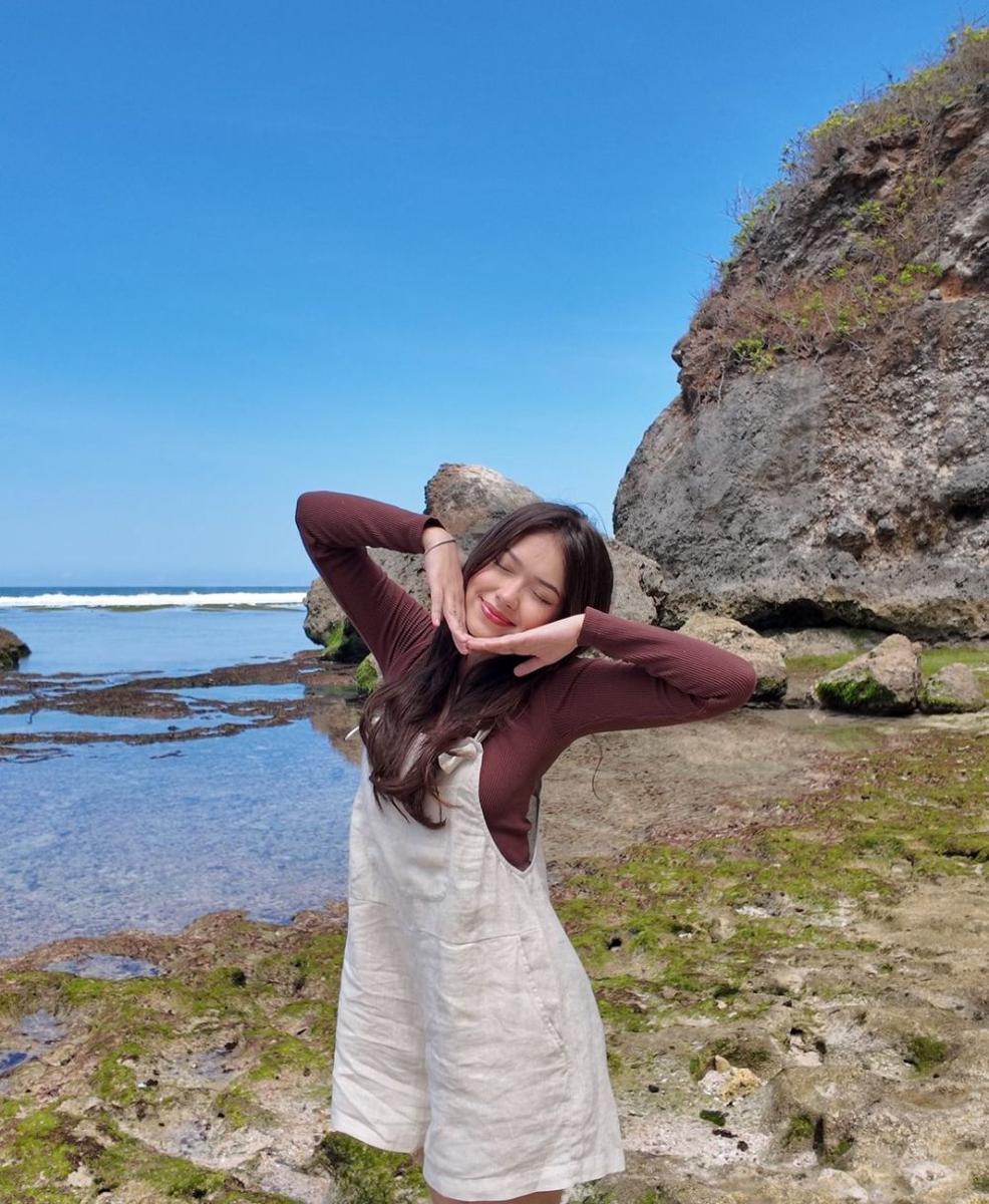 potret Rebecca Klopper di pantai (instagram.com/rklopperr)