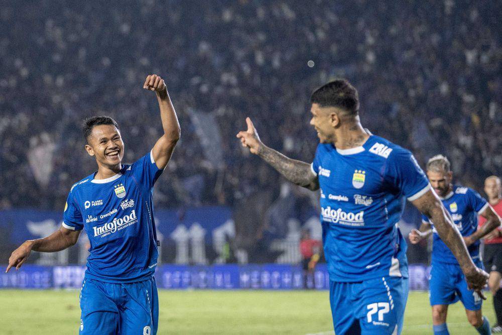 Pesepak bola Persib Bandung Dimas Drajad (kiri) dan Ciro Alves (kanan) melakukan selebrasi seusai mencetak gol ke gawang Arema FC saat pertandingan Liga 1 2024/2025 di Stadion Si Jalak Harupat, Kabupaten Bandung, Jawa Barat, Minggu (25/8/2024). ANTARA FOTO/M Agung Rajasa/YU