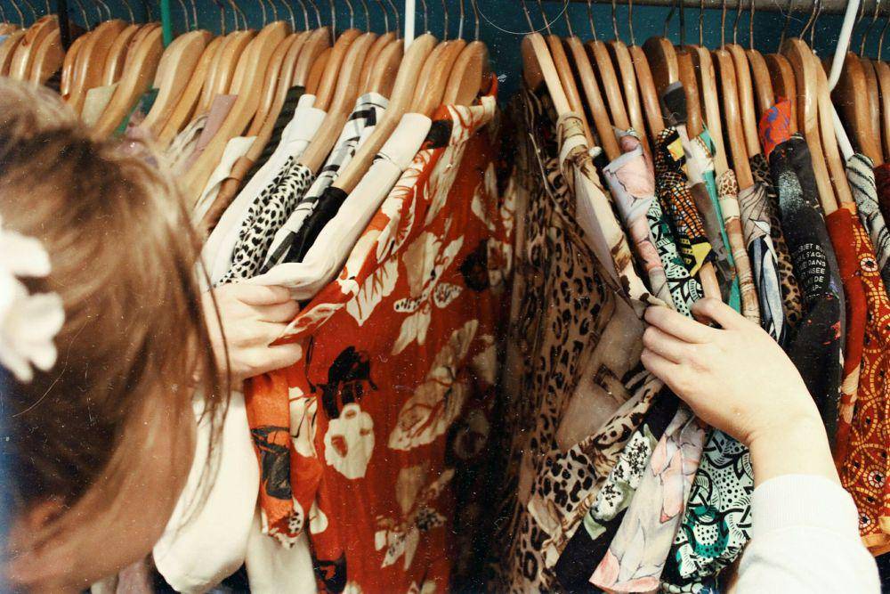 Ilustrasi memilih baju di thrift shop. (unsplash.com/Becca McHaffie)