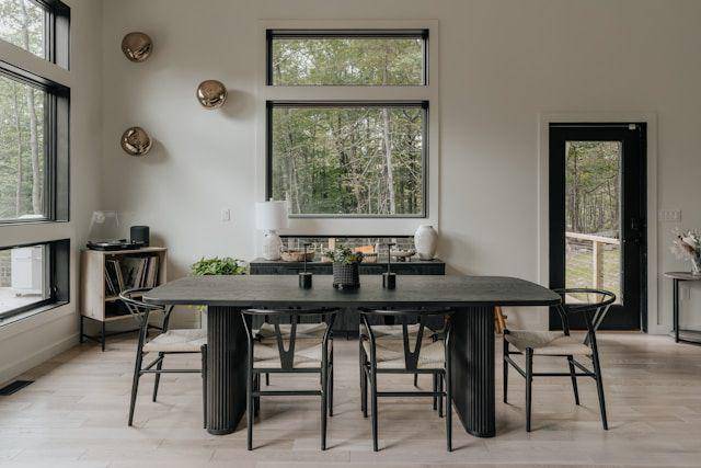 Ilustrasi furniture. https://unsplash.com/@claybanks