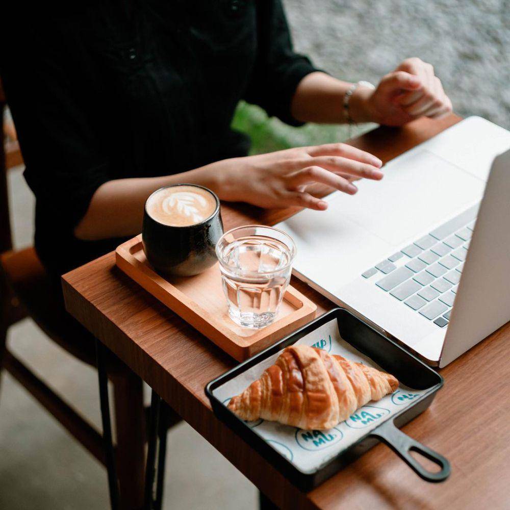 potret suasana work from cafe di Namu Coffee and Eatery, Ponorogo (instagram.com/namucoffee.png)