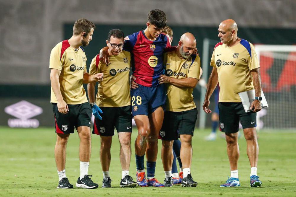 Marc Bernal dipapah oleh staff medis Barcelona karena terkena cedera ACL. (instagram.com/marcbernal_)