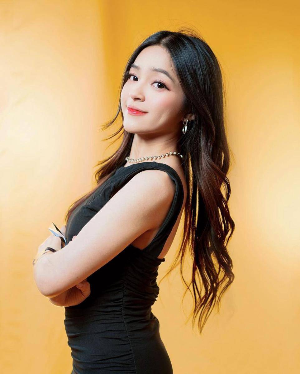 potret Eca Aura saat gala premiere Kaka Boss (instagram.com/elsaajapasal)