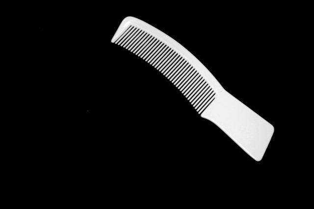 ilustrasi tail comb brush (unsplash.com/Daniel Dan)