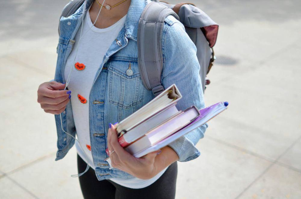Orang sekolah (https://unsplash.com/@element5digital)